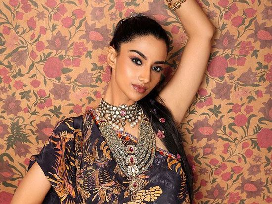 Stellar Looks Of Meenakshii Chaudhary In Ethnic Wear